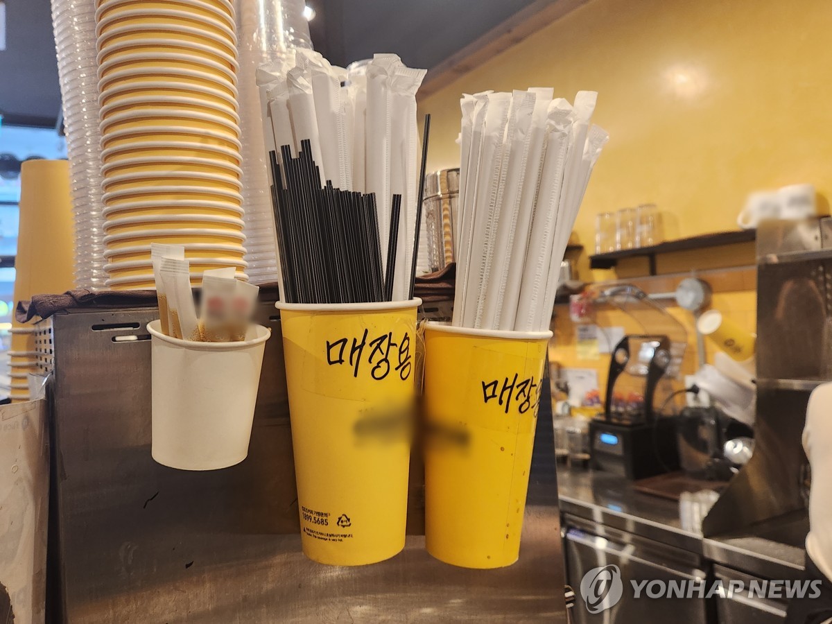 고객 요청 시에만 일회용품 주기로…'종이빨대 선택권' 보장 썸네일